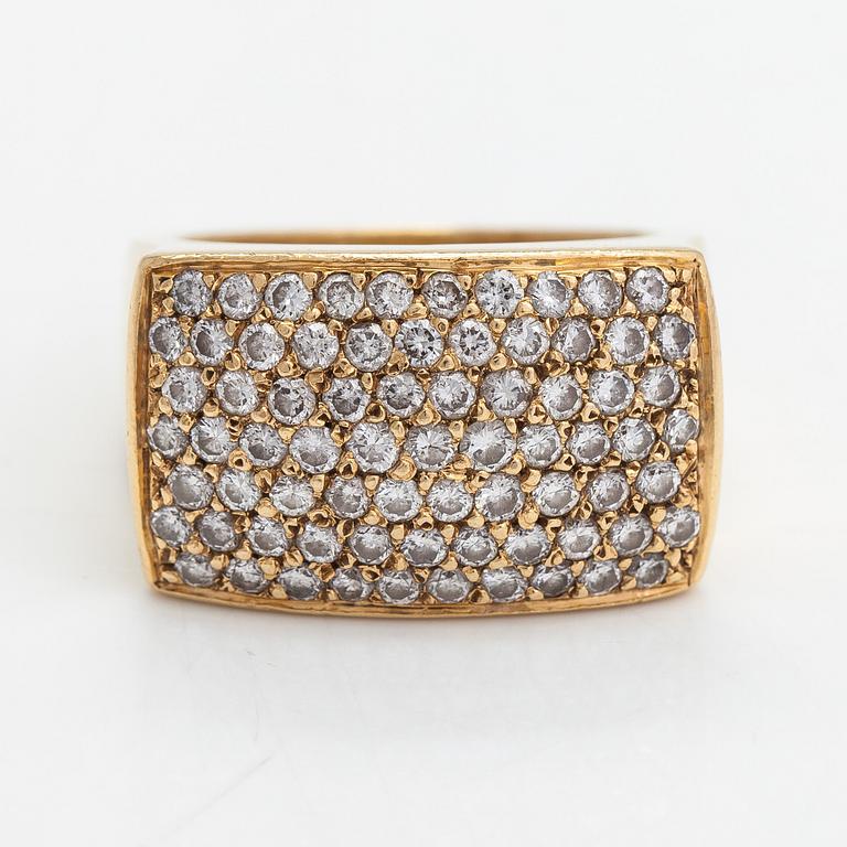 An 18K gold ring with diamonds approx. 1.46 ct in total.