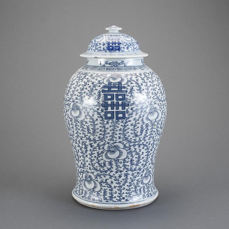 URNA MED LOCK, porslin, Kina, omkring 1900.