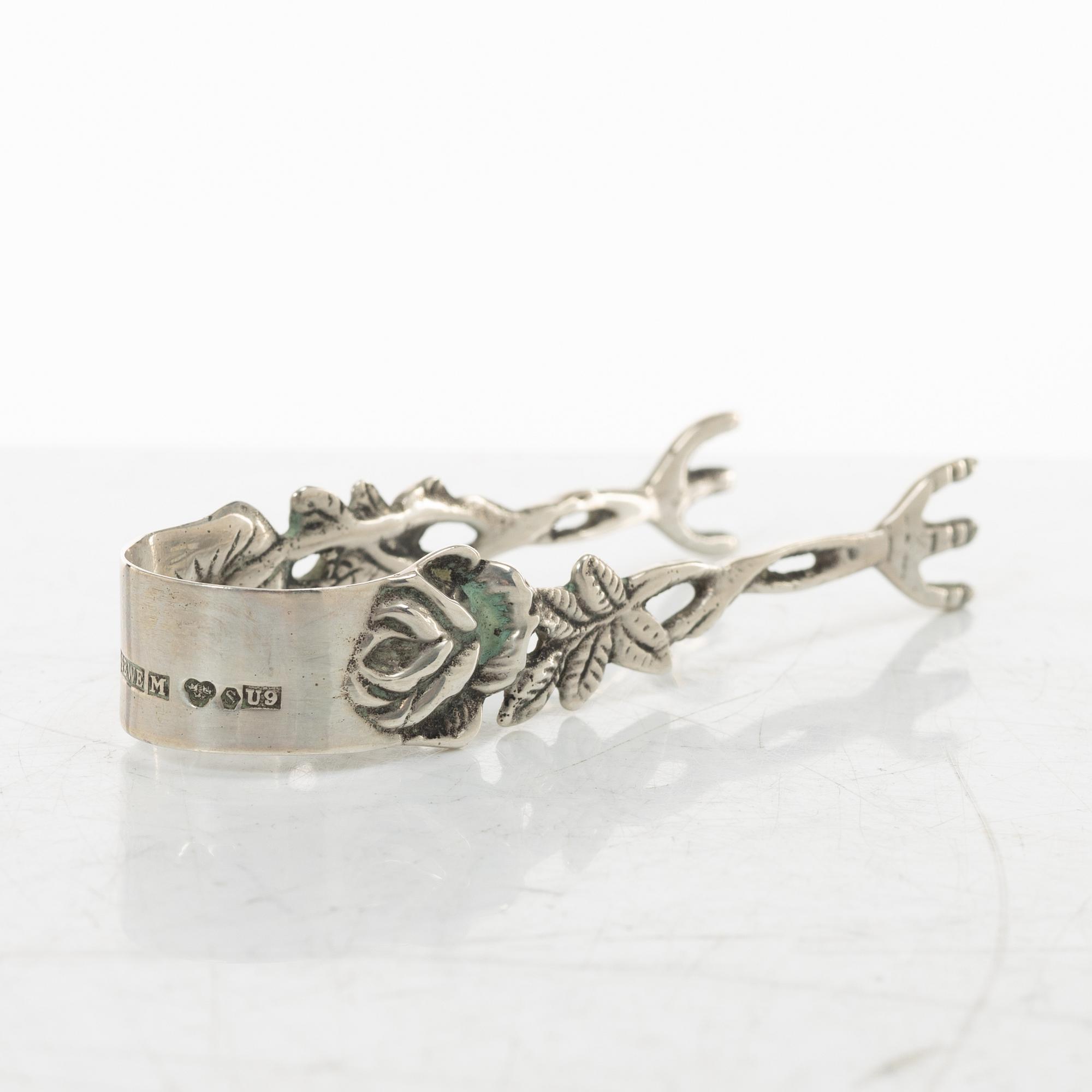 Bricka, gräddkanna, sockerskål samt sockertång, silver, rokokostil, 1900-tal.