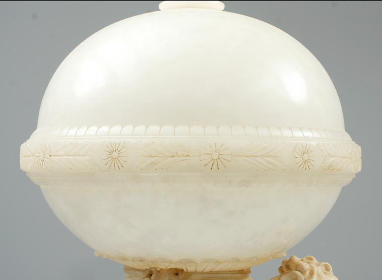 BORDSLAMPA på PIEDESTAL, alabaster, 1900-tal.