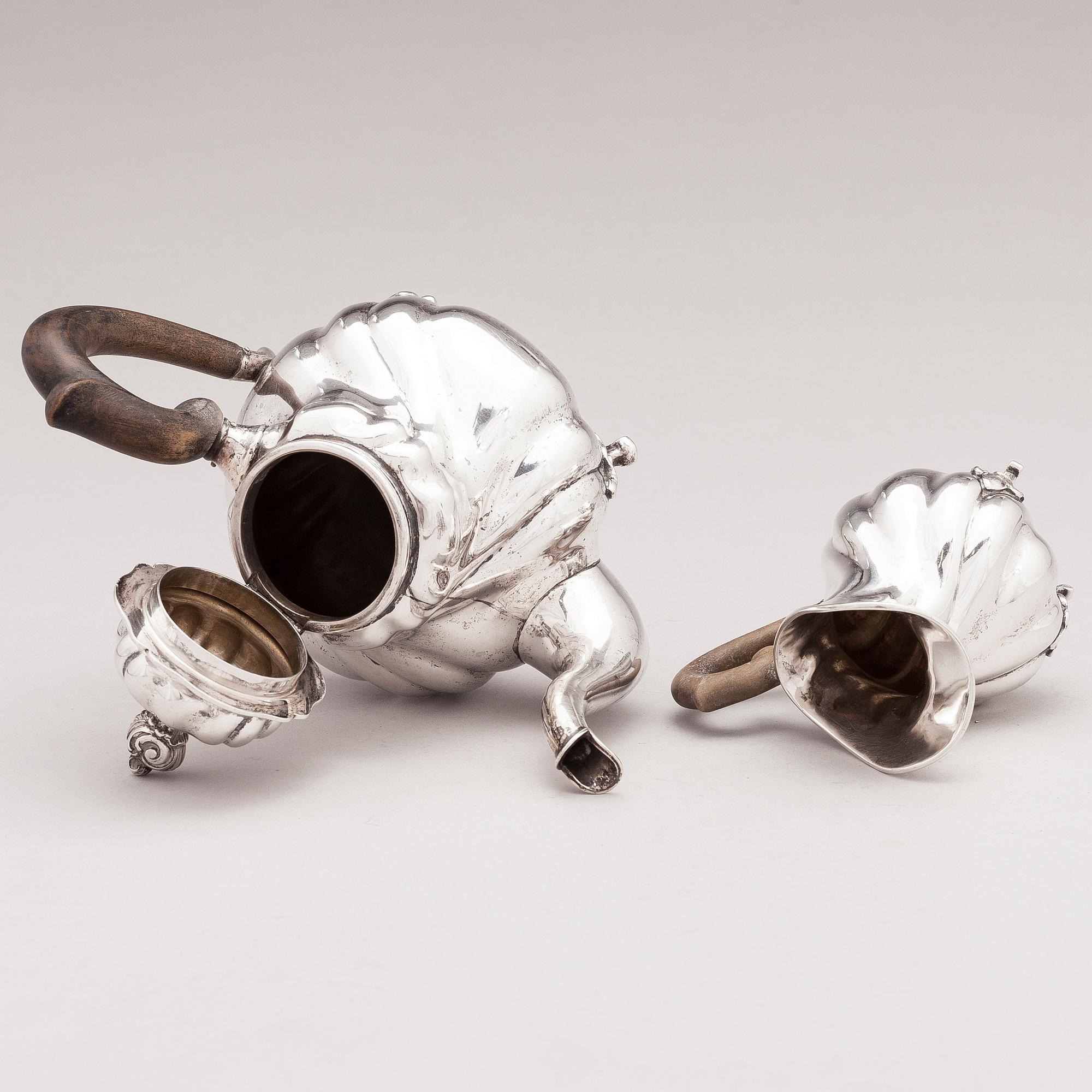 A silver teapot and milk jug with wooden handles, B. Schäfer, Dresden. Mahd. yhd 1222883.