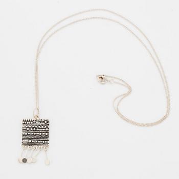 Jorma Laine, pendant with a chain in silver.