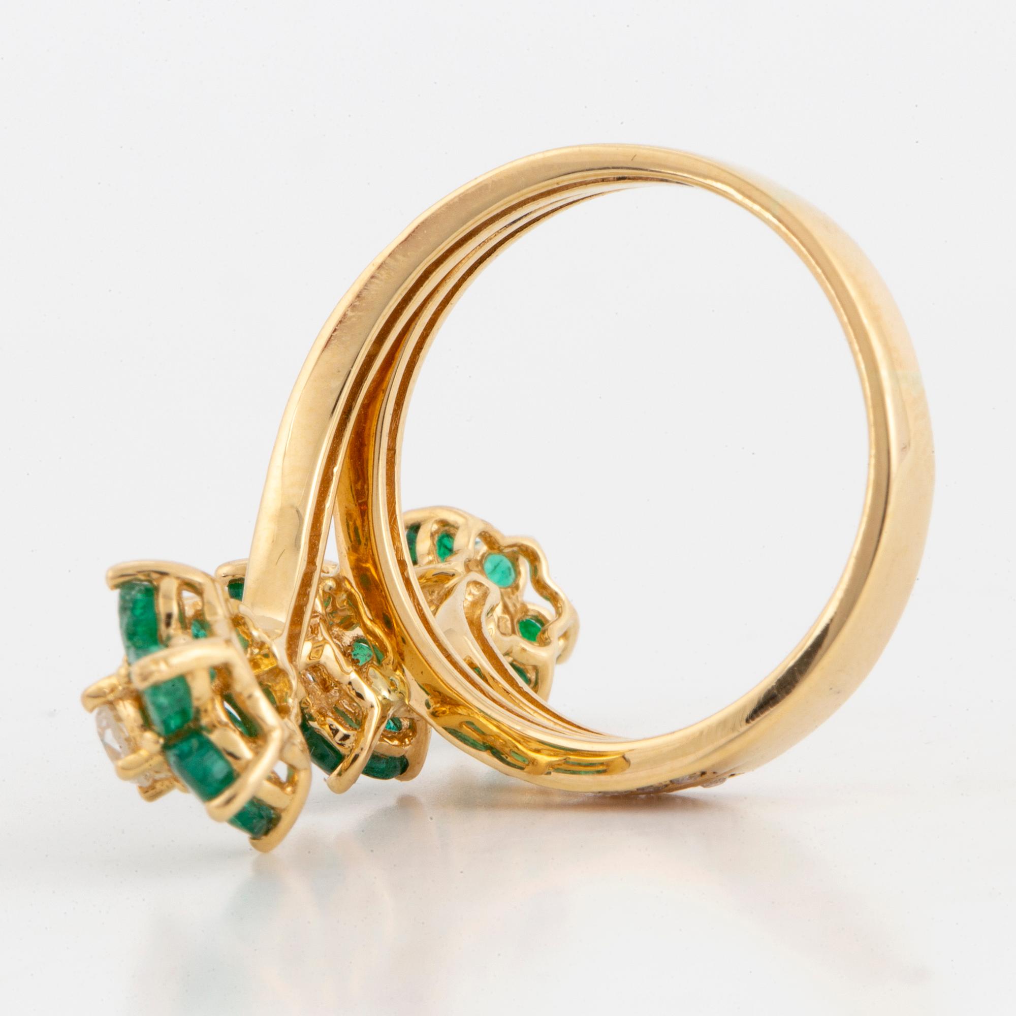 RING, med smaragder och briljantslipade diamanter.