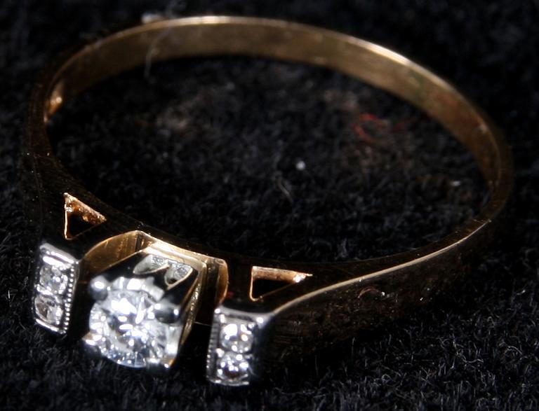 RING, 18K guld samt 3 briljantslipade diamanter. Tot vikt 3 gram.