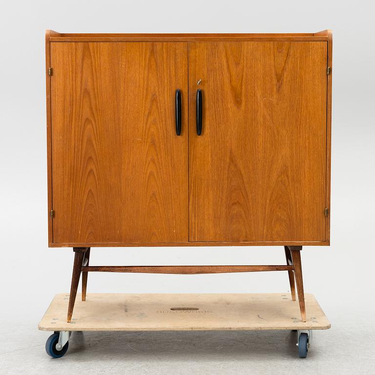 A 1950's cabinet.