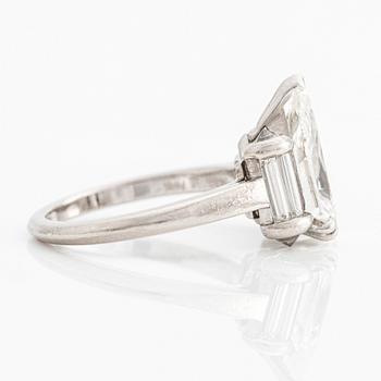 Mauboussin ring platina med en droppformad diamant ca 2.50 ct.