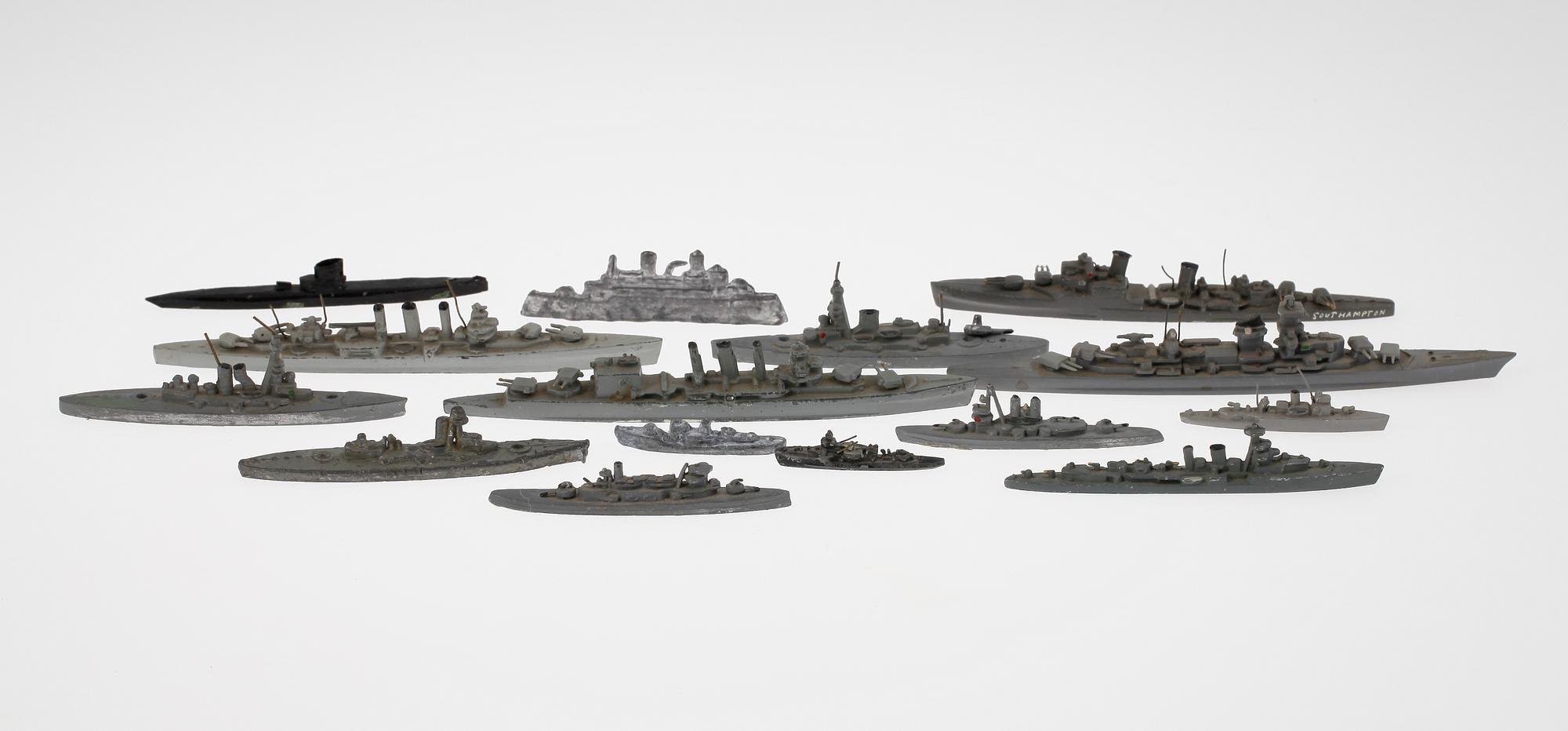 VATTENLINJESKEPP, ca 25 st, bl.a. tenn och plast.