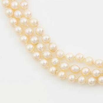 Necklace of cultured pearls, clasped in 18K gold with round brilliant-cut and eight-cut diamonds.