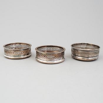 A lot of 3 SILVERPLATED COASTERS
20th century.