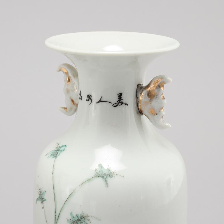 Two porcealin vases from China, early 20th century.