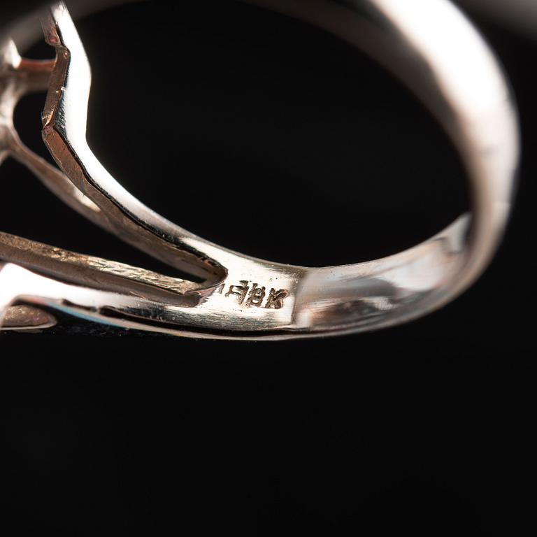 A RING, topaz c. 3.70 ct, brilliant cut diamonds 0.56 ct. 18K white gold. Size 17,5, weight 6,6 g.