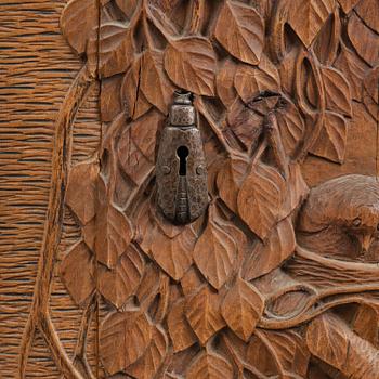 Jugend, hörnskåp, skulpterad björk, Sverige, tidigt 1900-tal.