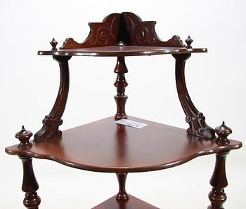 HÖRNETAGERE, nyrenässans, 1900-tal.