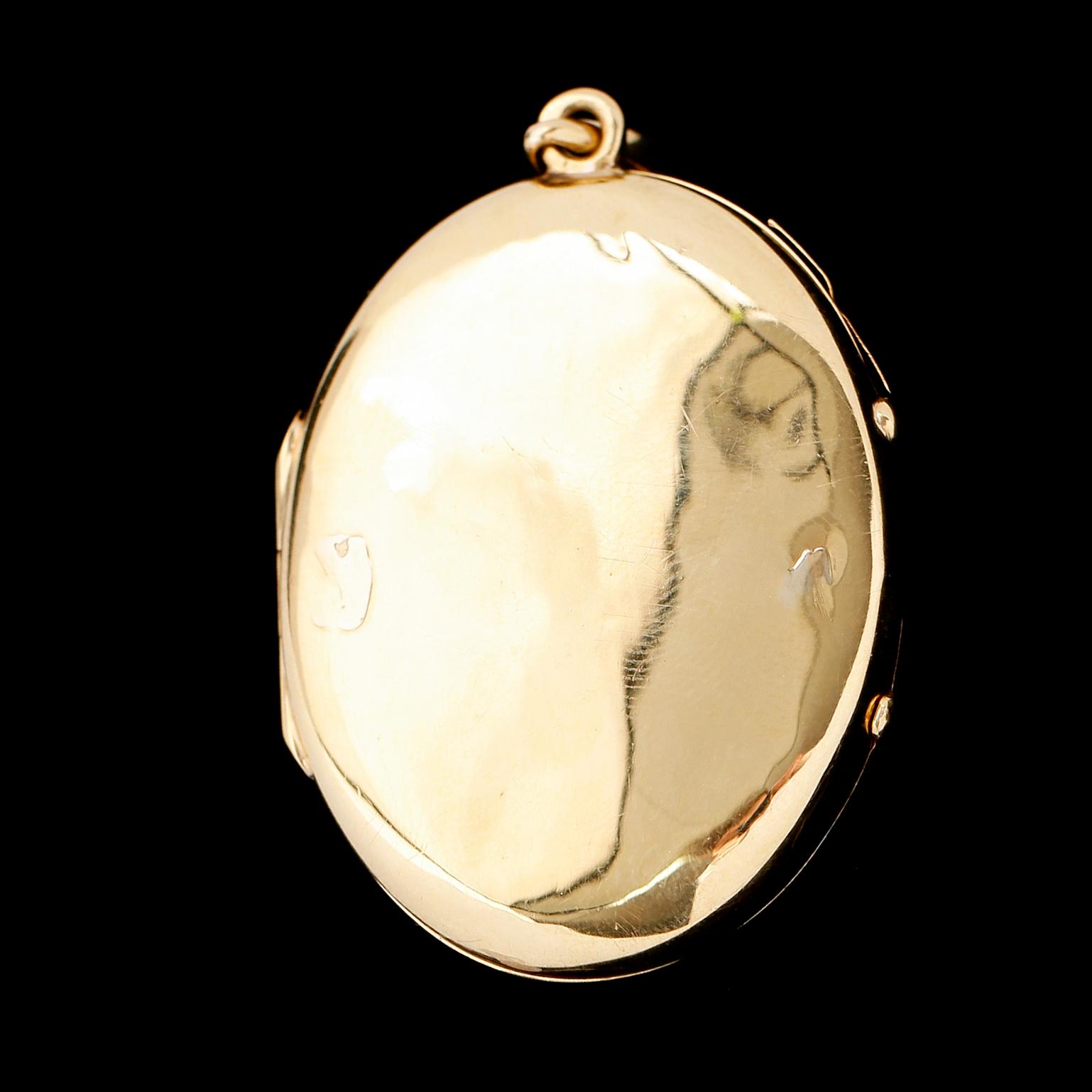 MEDALJONG, 18 k guld, omkring år 1900. Total vikt ca 12 g.