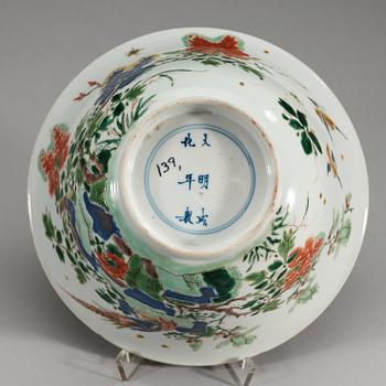 A famille verte bowl, Qing dynasty, Kangxi (1662-1722). With Chenghuas six character mark.