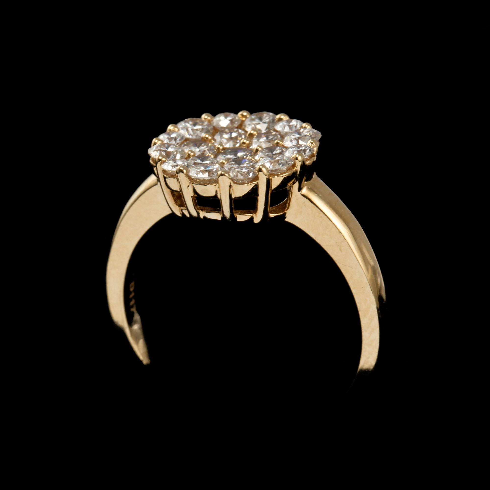 RING, 18k guld med 19 briljantslipade diamanter, totalt 1.17 ct. Vikt 5 g.