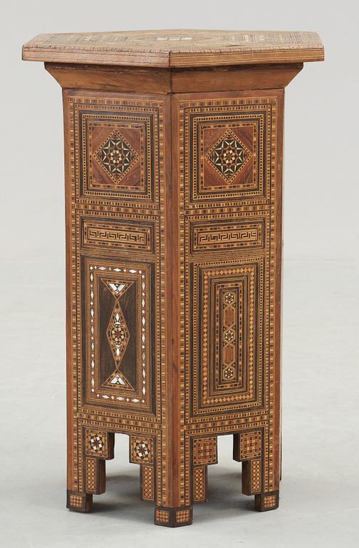 RÖKBORD, orientalisk, 1800-talets andra hälft.