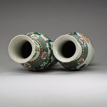 A pair of famille verte vases, late Qing dynsty (1662-1912).