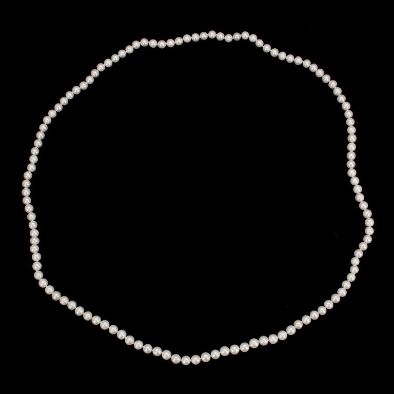 PÄRLCOLLIER, vita odlade sötvattenspärlor, diam. ca 10 mm.