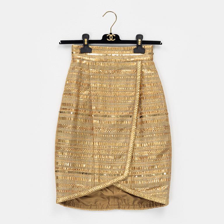 Chanel, a gold bouclé skirt, size 34.