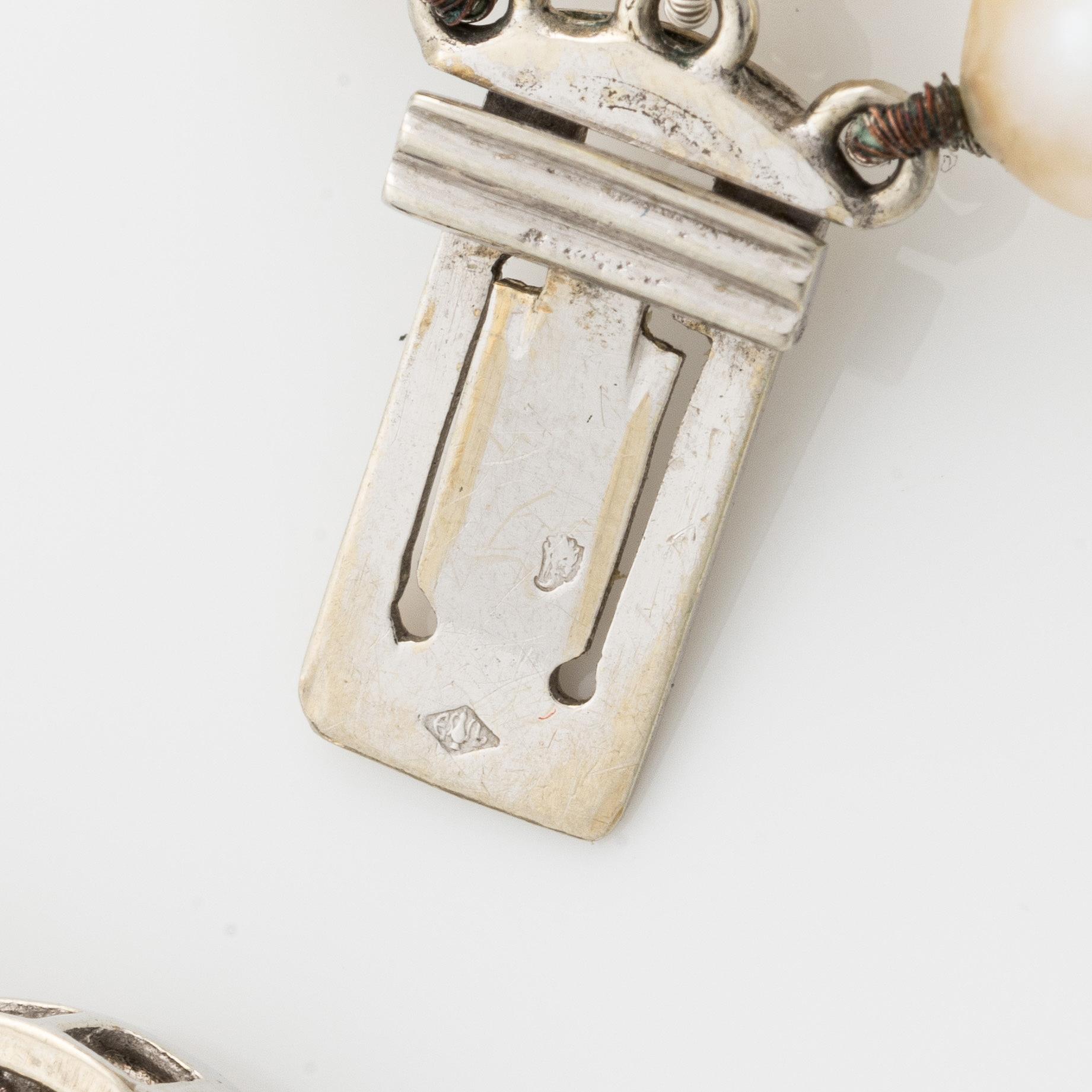 Necklace with cultured pearls clasp 18K white gold with round brilliant-cut diamonds.