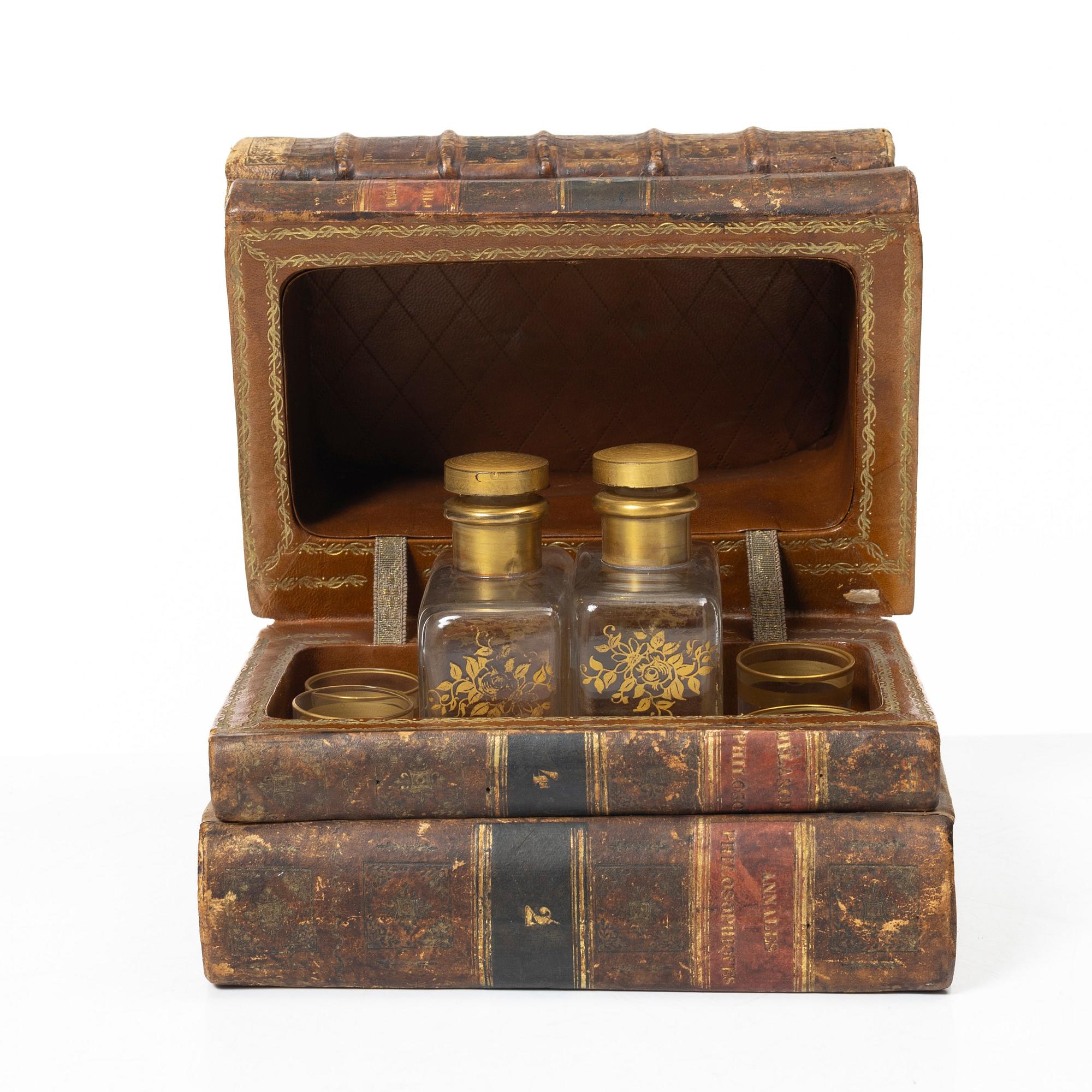 Bokgömma med likörset, 1900-tal med äldre böcker.