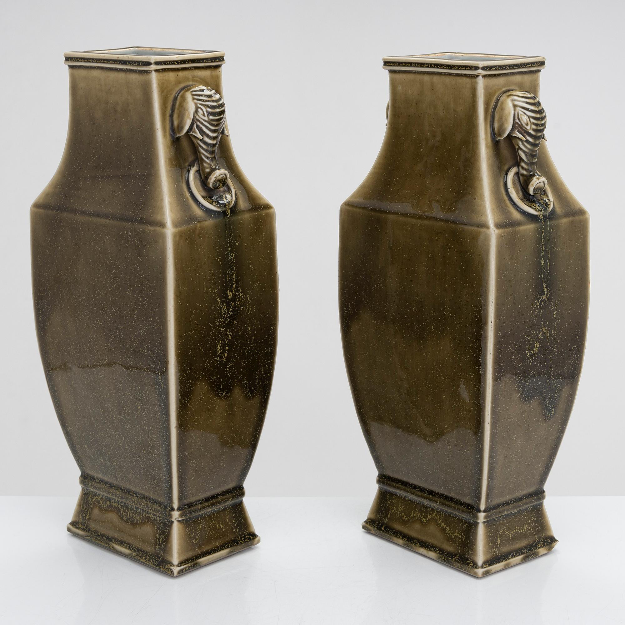 A pair of Chinese urns, first half of the 20th century.