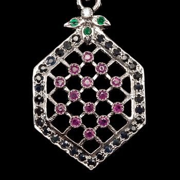 COLLIER MED HÄNGE, fasettslipade svarta och grå stenar, hänge besatt med bl.a. rubiner och smaragder.