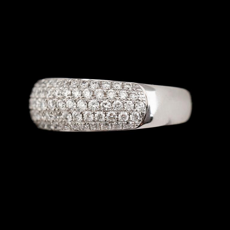 RING, 18K vitguld, briljantslipade diamanter tot ca 0.84 ct.