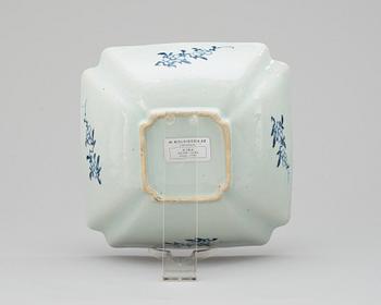 A blue and white bowl. Qing dynasty, Qianlong (1736-95).
