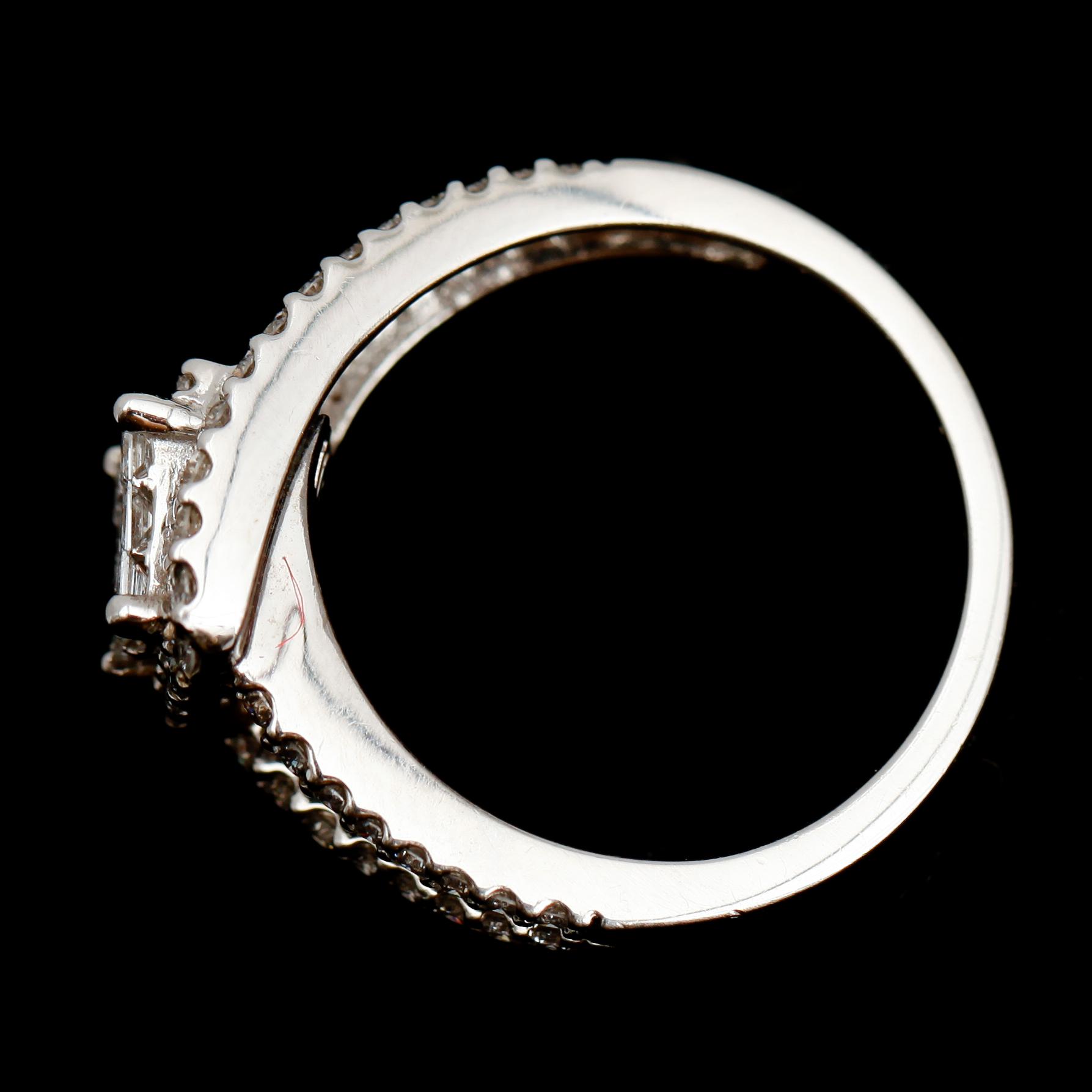 RING, 14 k vitguld, princess och briljantslipade diamanter , tot ca 1.0 ct.