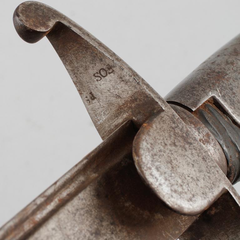 DRÄKTVÄRJA samt SABEL, 2 st, 1800-tal.