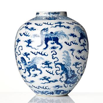 A large blue and white jar, Qing dynasty, 19th century.