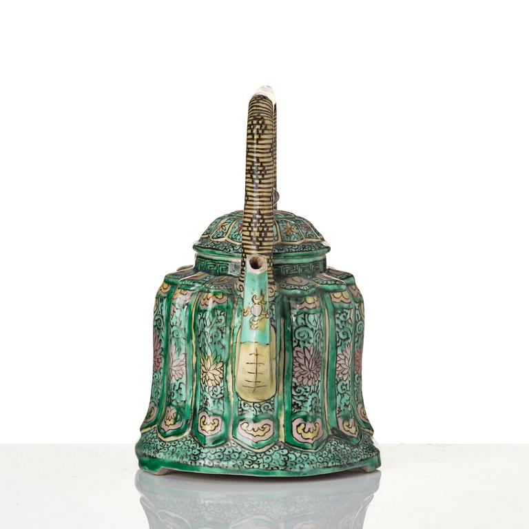 Kanna med lock, biskviporslin. Qingdynastin, Kangxi (1662-1722).