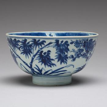 A blue and white Transitional bowl, 17th Century.