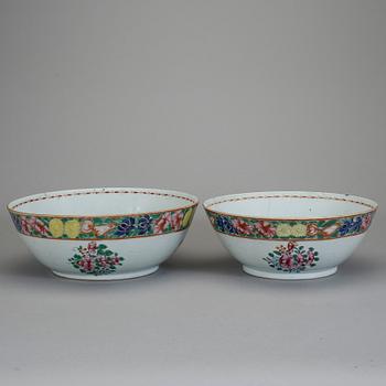 BÅLSKÅLAR, 2 stycken snarlika, kompaniporslin, Kina, 1700-tal.