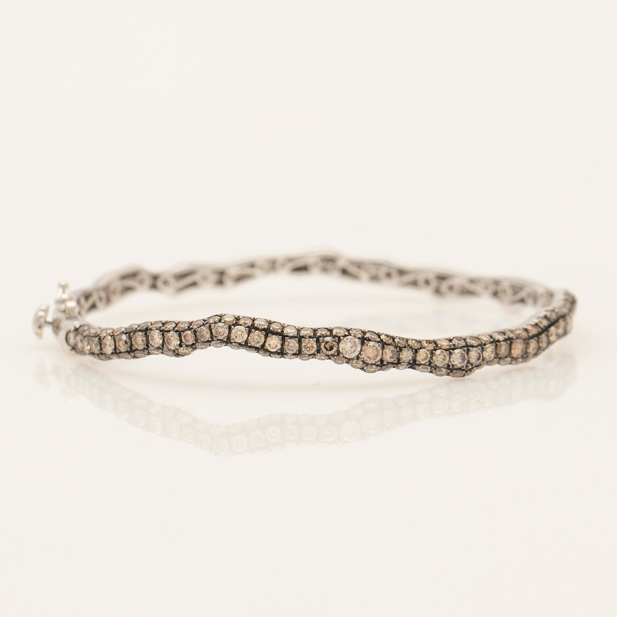 Bracelet, set with brilliant-cut diamonds and white gold.