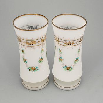 VASER, ett par, opalinglas, sent 1800-tal.