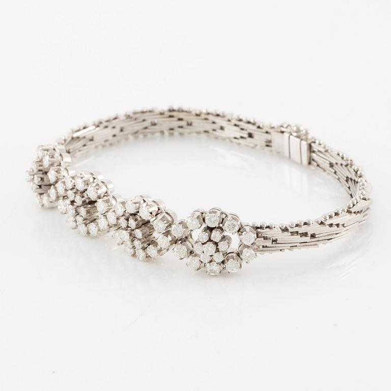 Armband 18K vitguld med briljantslipade diamanter i blomformation.