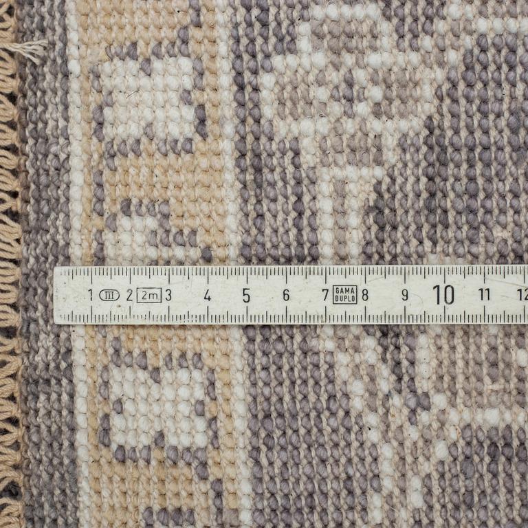 A CARPET, Jaipur, ca 307 x 241 cm.