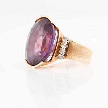 RING, med fasettslipad syntetisk lila safir och 8 fasettslipade vita stenar.