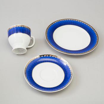 SIGVARD BERNADOTTE, 39 pieces of porcelain tablewaer "Christineholm/Marianne", Royal Blue.