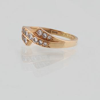 RING, 18K guld med 13 briljantslipade diamanter, 0.27 ct, Ceson, Göteborg, 1984. Vikt 2,6 gram.