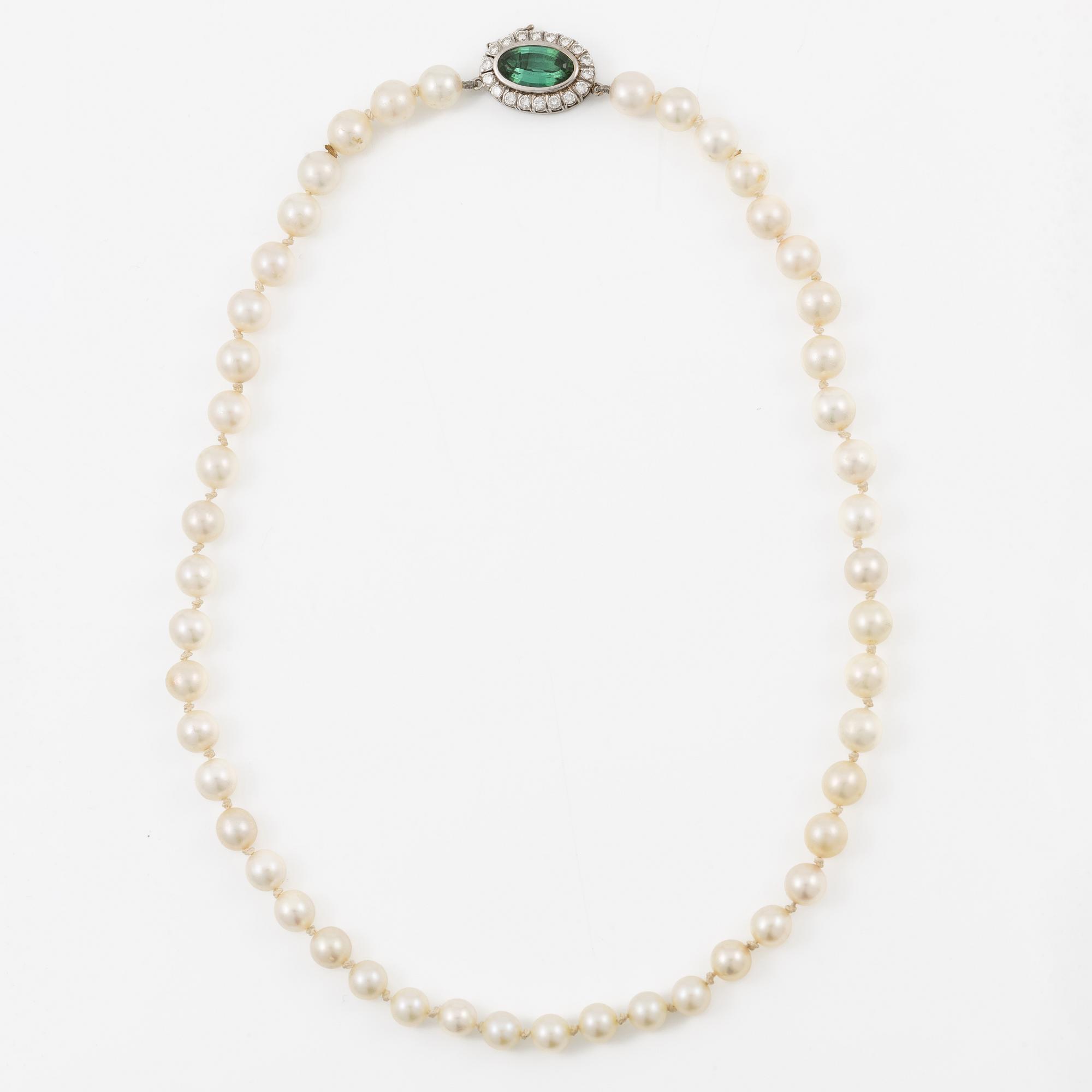 Necklace of cultured pearls with an 18K white gold clasp set with green tourmaline.