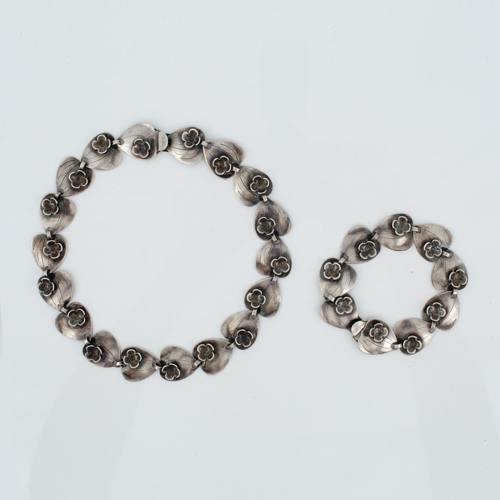 HALSBAND samt ARMBAND, silver, A. Michelsen, Stockholm, 1951. Vikt ca 64 gram.