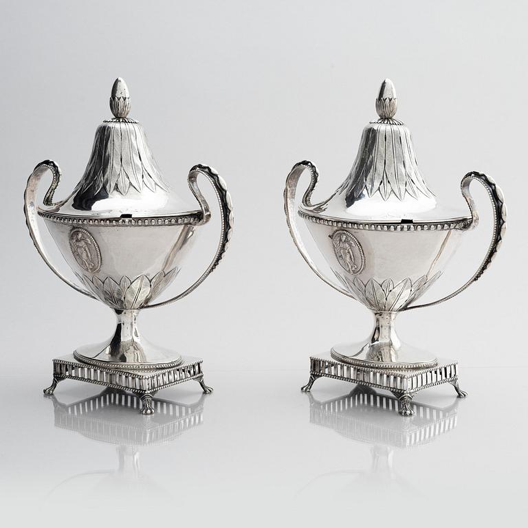 Gustaf Henrik Sidwall, sockerskålar med lock, ett par, silver, Norrköping 1793. Gustavianska.