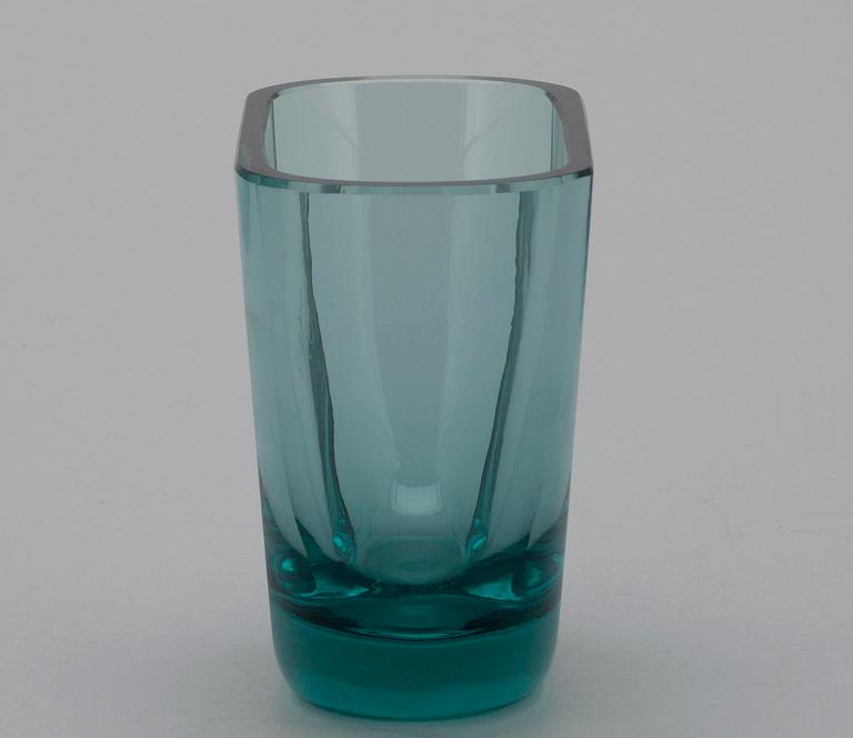 VAS, grönt glas, sign. G.H. Karhula -47.