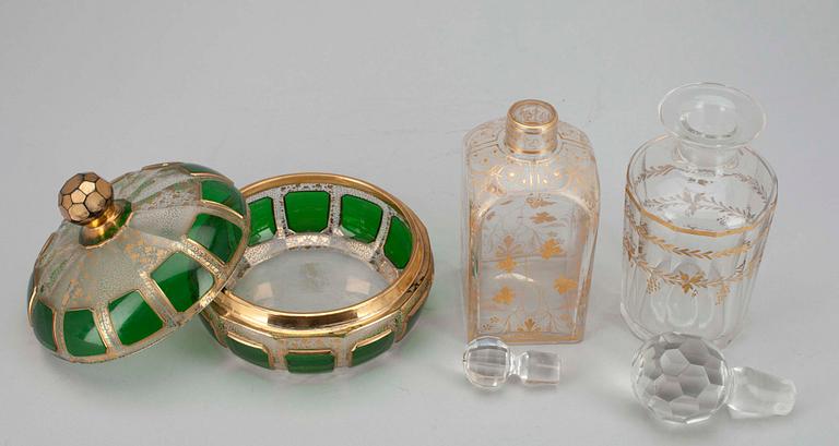 KARAFFER, 2 st samt BONBONJÄR, glas, 1800/1900-tal.