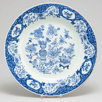 A blue and white export porcelain serving dish, Qing dynasty, Qianlong (1736-95).