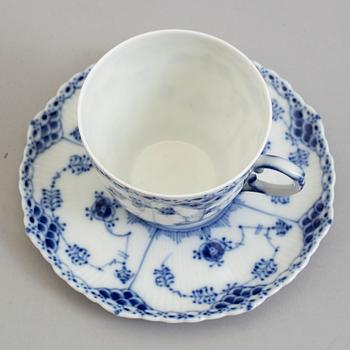 KAFFEKOPPAR MED FAT, 12 st + 1 VAS, porslin, "Musselmalet", Royal Copenhagen, Danmark.